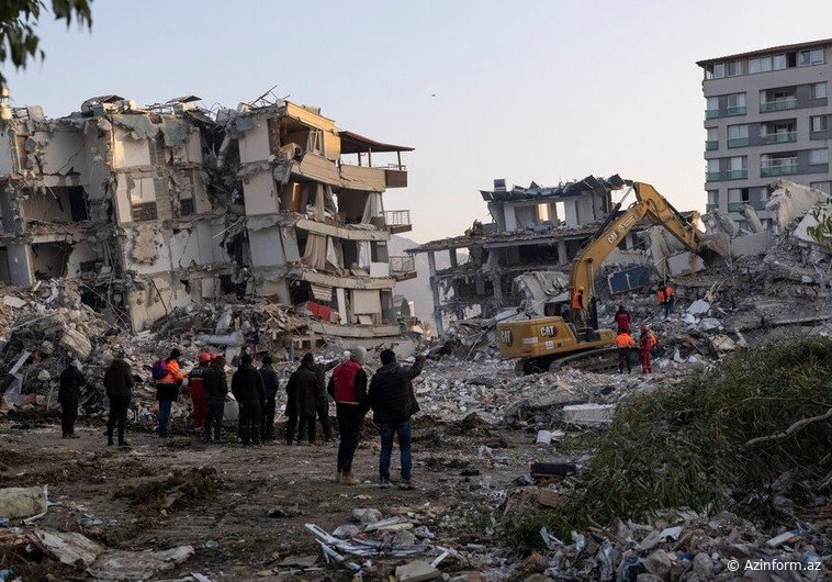 204 saatdan sonra bir qadın dağıntılar altından xilas edildi