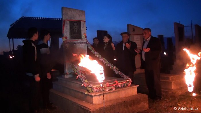 Bu kənddə Torpaq çərşənbəsi gecə məzar başında qeyd olunur - REPORTAJ