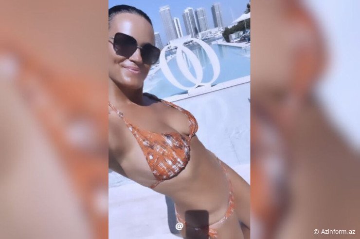 Dubayda istirahət edən MÜĞƏNNİ bədənini göstərdi  - VİDEO