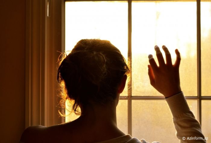 Gənc oğlan gecəyarısı qonşusunun yataq otağına boylandı, qadın isə... - Paytaxtda şok olay