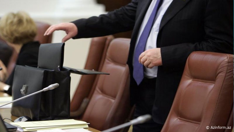 İşdən çıxarıldıqdan sonra ibadətə başlayan məmurlar - SİYAHI