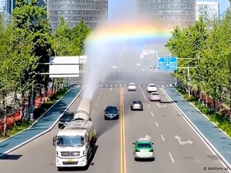 Göy qurşağı “səpələyən” maşının görüntüləri maraq doğurdu - VİDEO
