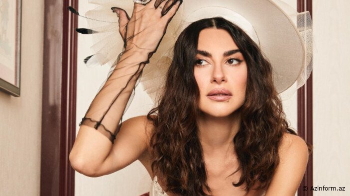 Üstsüz pozaları ilə gündəmə gələn azərbaycanlı aktrisa evə qapanıb ağladı  - FOTO/VİDEO