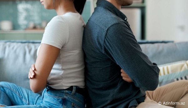 Ata qızının fotolarını əxlaqsız qadınlara göndərdi, kişi ilə isə... – ŞOK DETALLAR