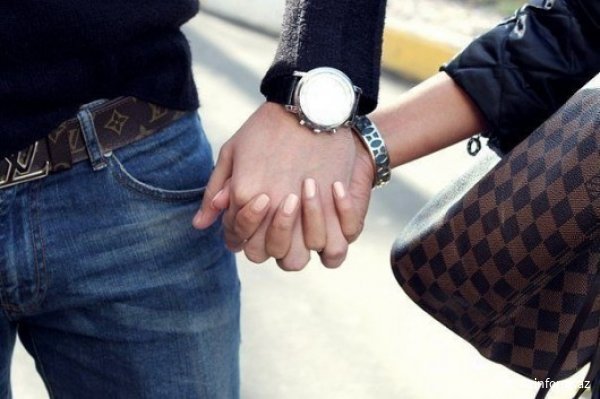 Azərbaycanda nişanlısını maşınla evə ötürən oğlanı döydülər: “Get silahı gətir…”