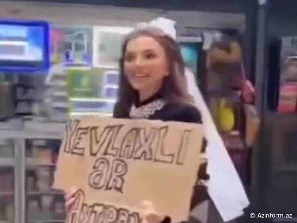“Yevlaxlı ər axtarıram” yazıb, küçələrə düşdü - 28 Mayda qəribə "mənzərə" - VİDEO