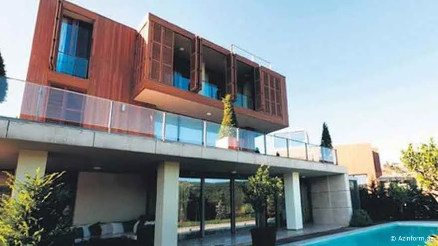 Məşhur müğənni barmağında bir ev daşıyır - Onun 50-yə yaxın MƏNZİLİ VAR